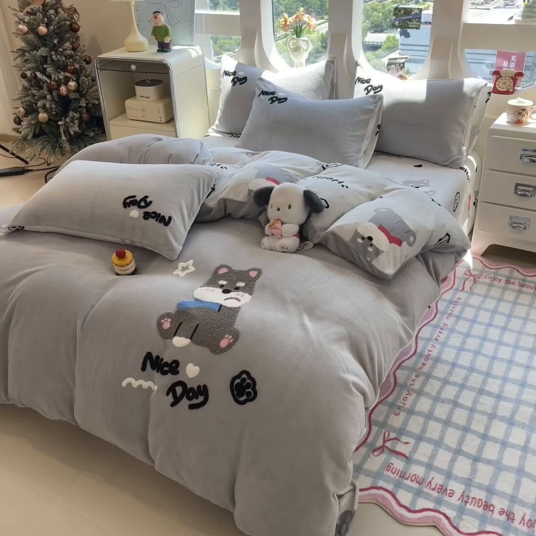91家纺网 家纺一手货源 找家纺 丝羽坊 2025新款A类潮款加厚牛奶绒四件套 灰调萌犬