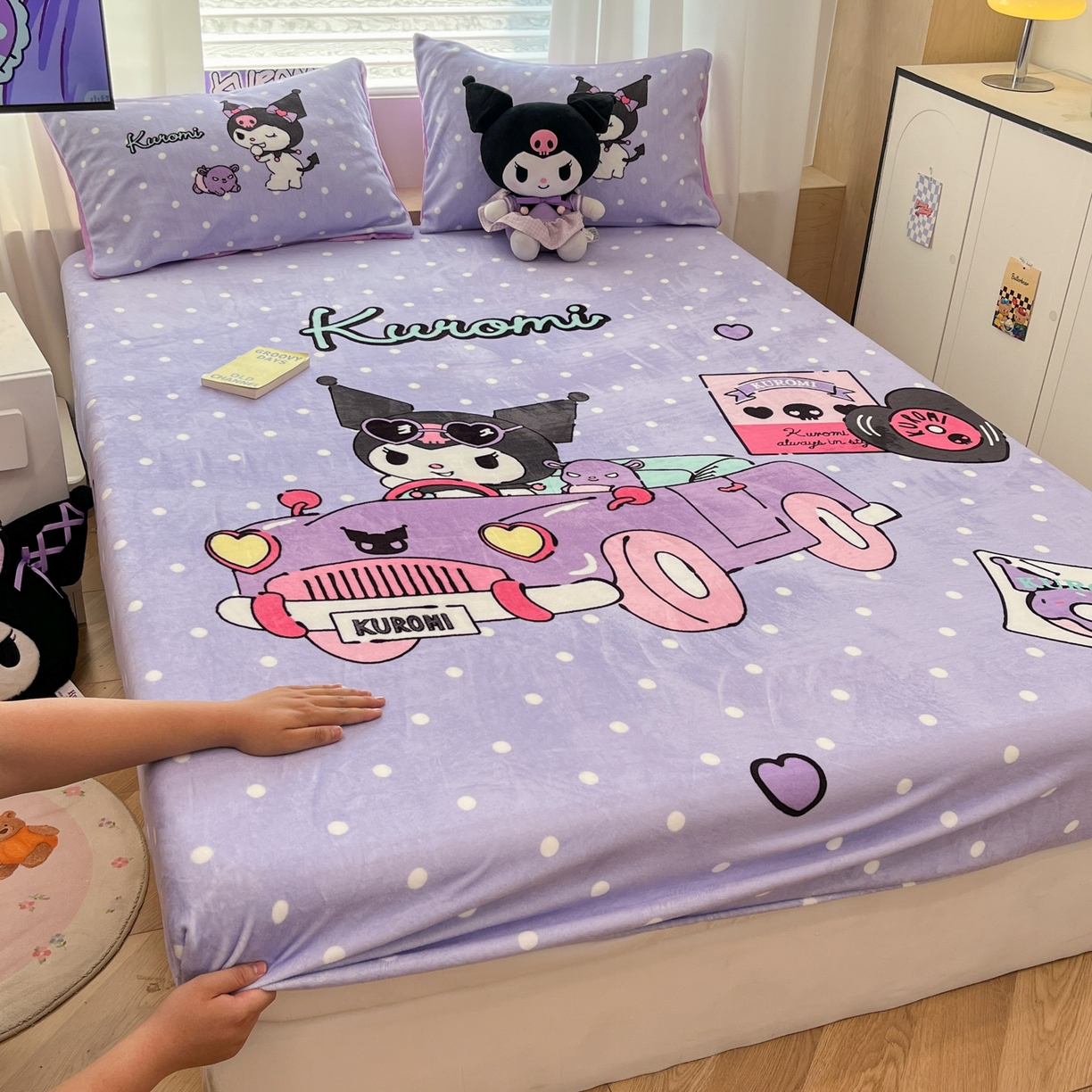 91家纺网 家纺一手货源 找家纺 暮思家居 2025新款正版授权三丽鸥大版牛奶绒数码印花单品床笠单件床笠(带标价格） 绒A版-小汽车库洛米