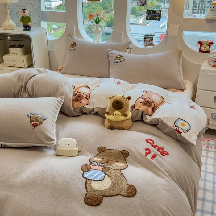 91家纺网 家纺一手货源 找家纺 丝羽坊 2025新款A类潮款加厚牛奶绒四件套 抱抱熊