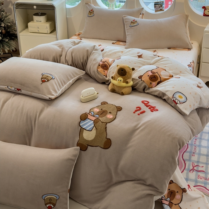 91家纺网 家纺一手货源 找家纺 丝羽坊 2025新款A类潮款加厚牛奶绒四件套 抱抱熊