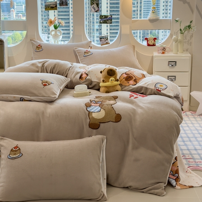 91家纺网 家纺一手货源 找家纺 丝羽坊 2025新款A类潮款加厚牛奶绒四件套 抱抱熊