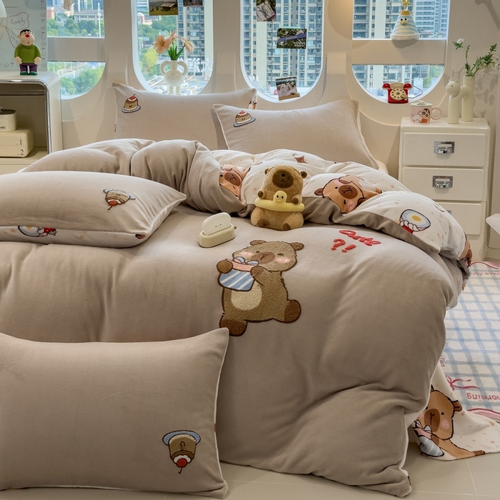 91家纺网 家纺一手货源 找家纺 丝羽坊 2025新款A类潮款加厚牛奶绒四件套 抱抱熊