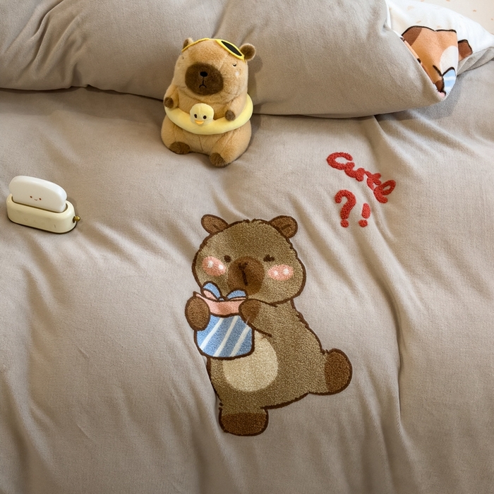 91家纺网 家纺一手货源 找家纺 丝羽坊 2025新款A类潮款加厚牛奶绒四件套 抱抱熊