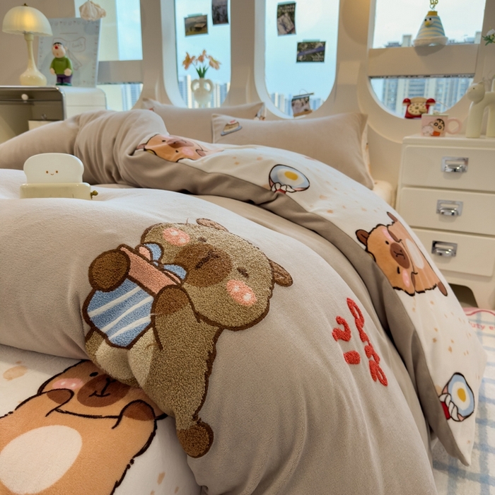 91家纺网 家纺一手货源 找家纺 丝羽坊 2025新款A类潮款加厚牛奶绒四件套 抱抱熊