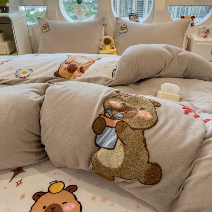 91家纺网 家纺一手货源 找家纺 丝羽坊 2025新款A类潮款加厚牛奶绒四件套 抱抱熊