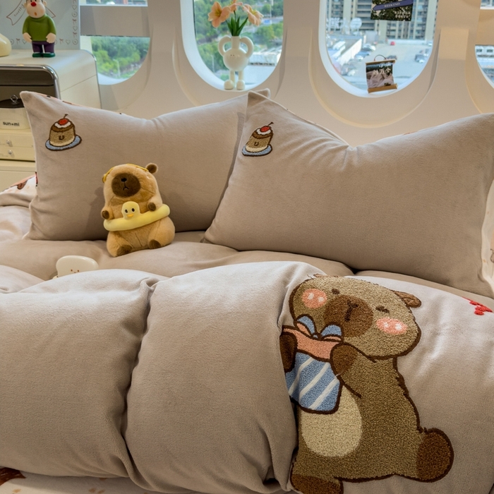 91家纺网 家纺一手货源 找家纺 丝羽坊 2025新款A类潮款加厚牛奶绒四件套 抱抱熊