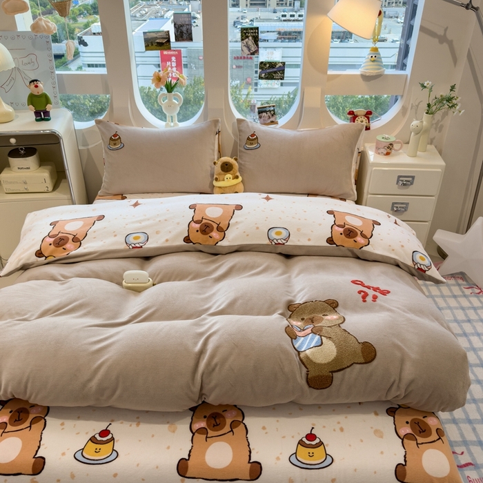 91家纺网 家纺一手货源 找家纺 丝羽坊 2025新款A类潮款加厚牛奶绒四件套 抱抱熊