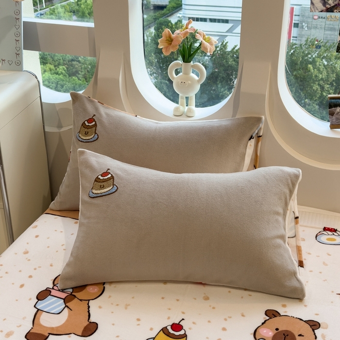 91家纺网 家纺一手货源 找家纺 丝羽坊 2025新款A类潮款加厚牛奶绒四件套 抱抱熊