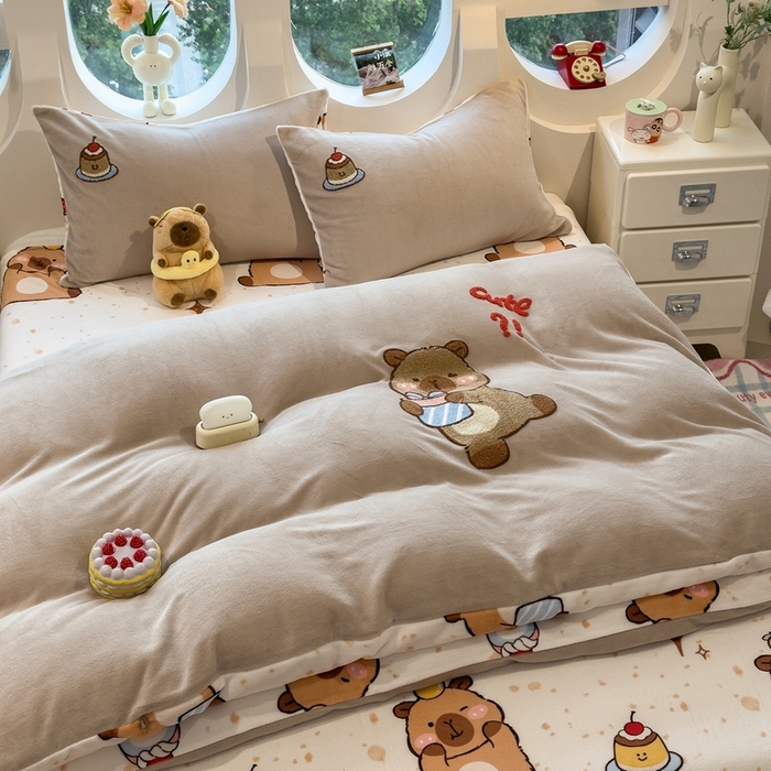 91家纺网 家纺一手货源 找家纺 丝羽坊 2025新款A类潮款加厚牛奶绒四件套 抱抱熊