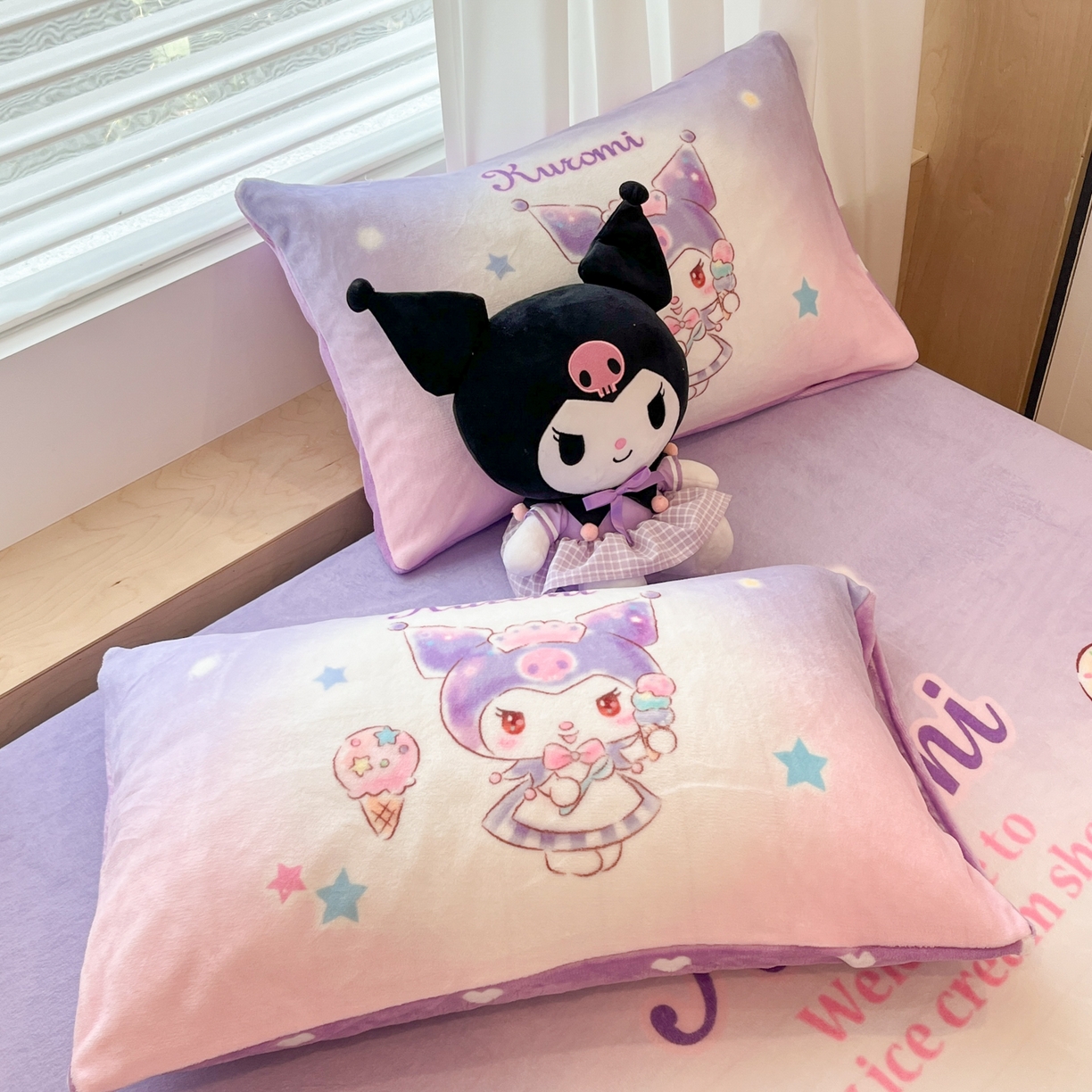 91家纺网 家纺一手货源 找家纺 暮思家居 2025新款正版授权三丽鸥大版牛奶绒数码印花单品床笠单件床笠(带标价格） 绒A版-炫彩库洛米