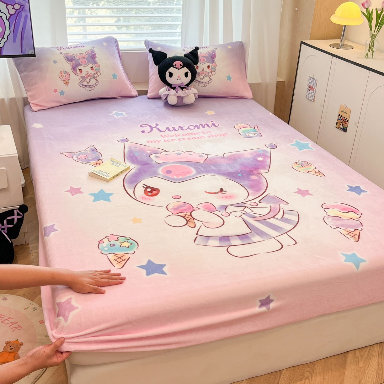 91家纺网 家纺一手货源 找家纺 暮思家居 2025新款正版授权三丽鸥大版牛奶绒数码印花单品床笠单件床笠(带标价格） 绒A版-炫彩库洛米