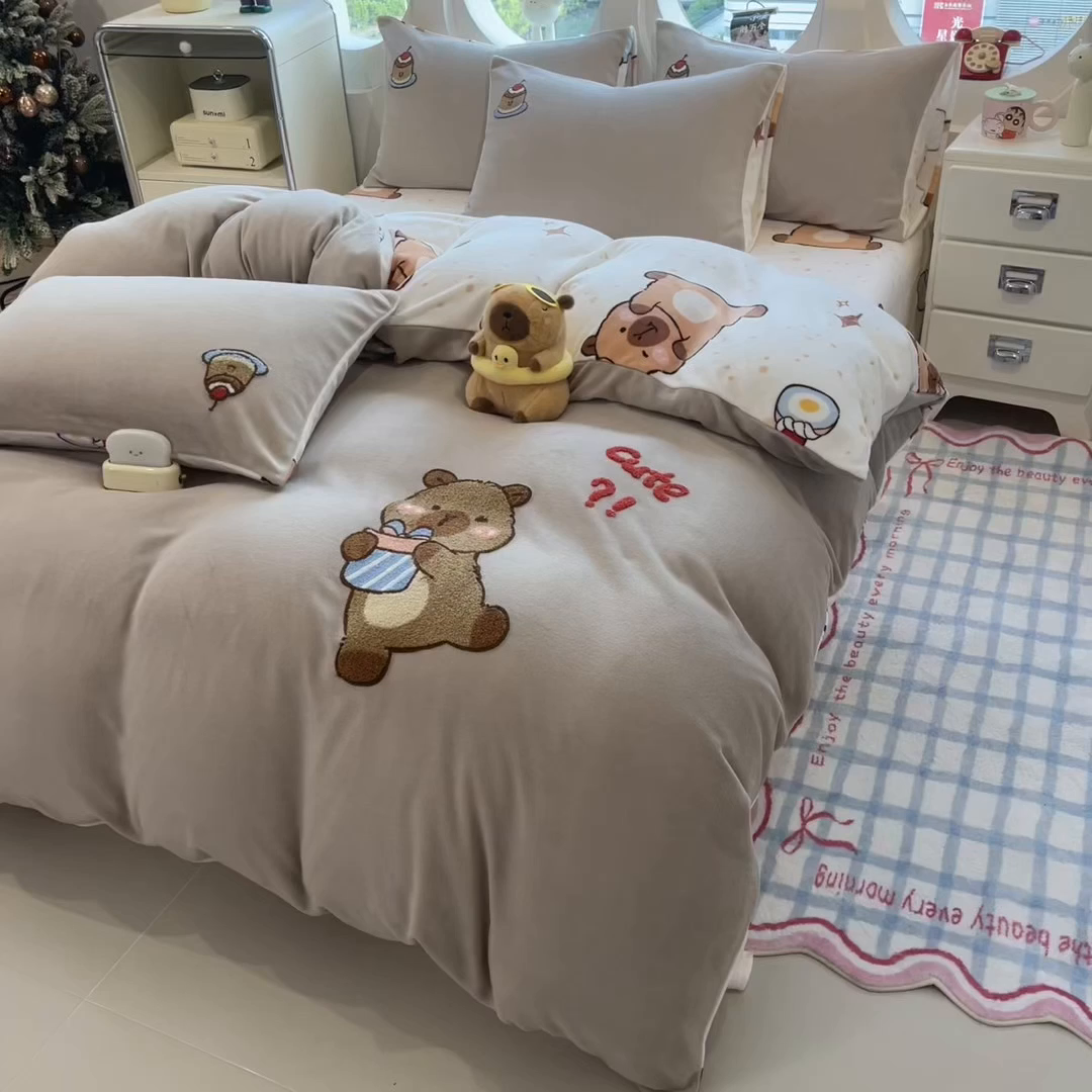 91家纺网 家纺一手货源 找家纺 丝羽坊 2025新款A类潮款加厚牛奶绒四件套 抱抱熊