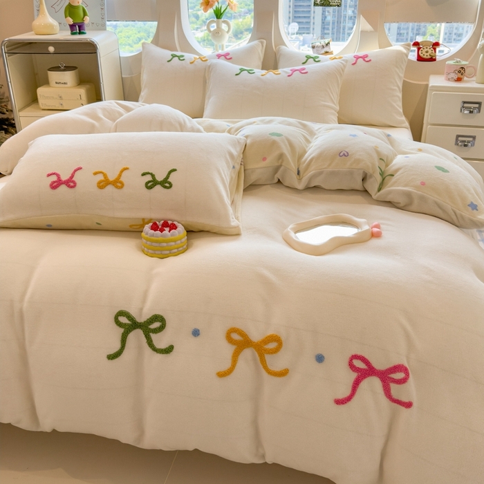 91家纺网 家纺一手货源 找家纺 丝羽坊 2025新款A类潮款加厚牛奶绒四件套 彩色蝴蝶结