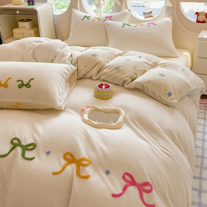 91家纺网 家纺一手货源 找家纺 丝羽坊 2025新款A类潮款加厚牛奶绒四件套 彩色蝴蝶结