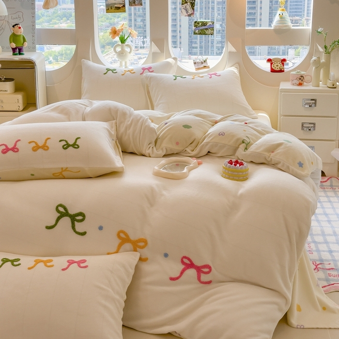 91家纺网 家纺一手货源 找家纺 丝羽坊 2025新款A类潮款加厚牛奶绒四件套 彩色蝴蝶结