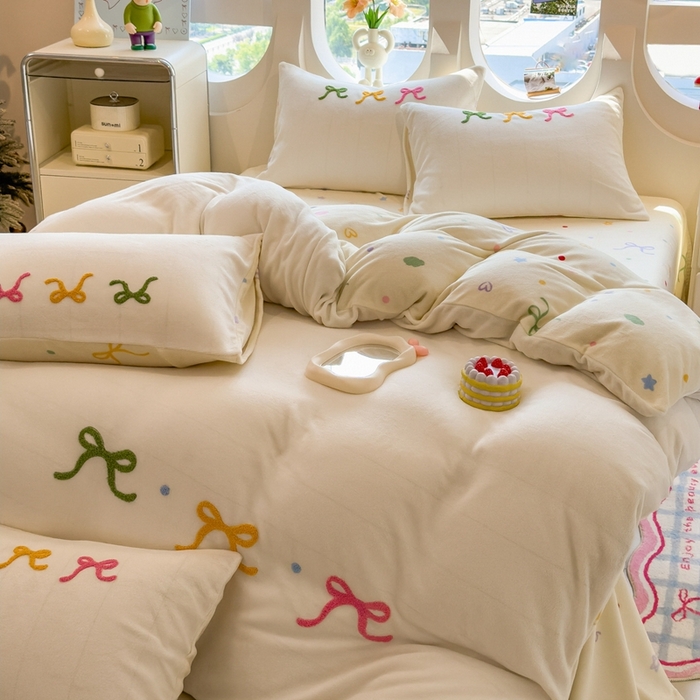 91家纺网 家纺一手货源 找家纺 丝羽坊 2025新款A类潮款加厚牛奶绒四件套 彩色蝴蝶结