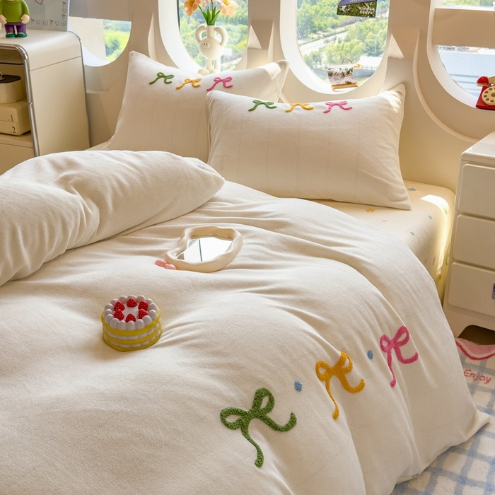 91家纺网 家纺一手货源 找家纺 丝羽坊 2025新款A类潮款加厚牛奶绒四件套 彩色蝴蝶结