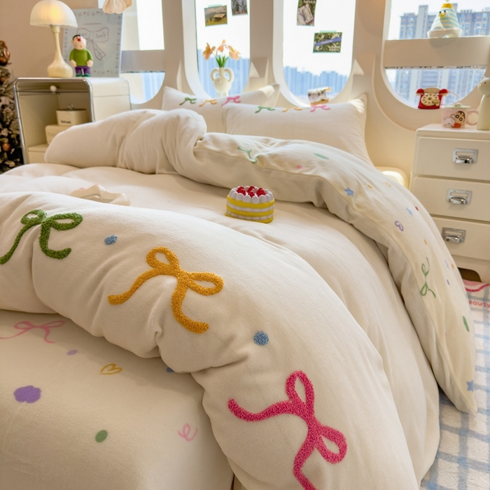 91家纺网 家纺一手货源 找家纺 丝羽坊 2025新款A类潮款加厚牛奶绒四件套 彩色蝴蝶结