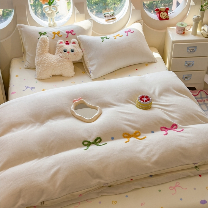 91家纺网 家纺一手货源 找家纺 丝羽坊 2025新款A类潮款加厚牛奶绒四件套 彩色蝴蝶结