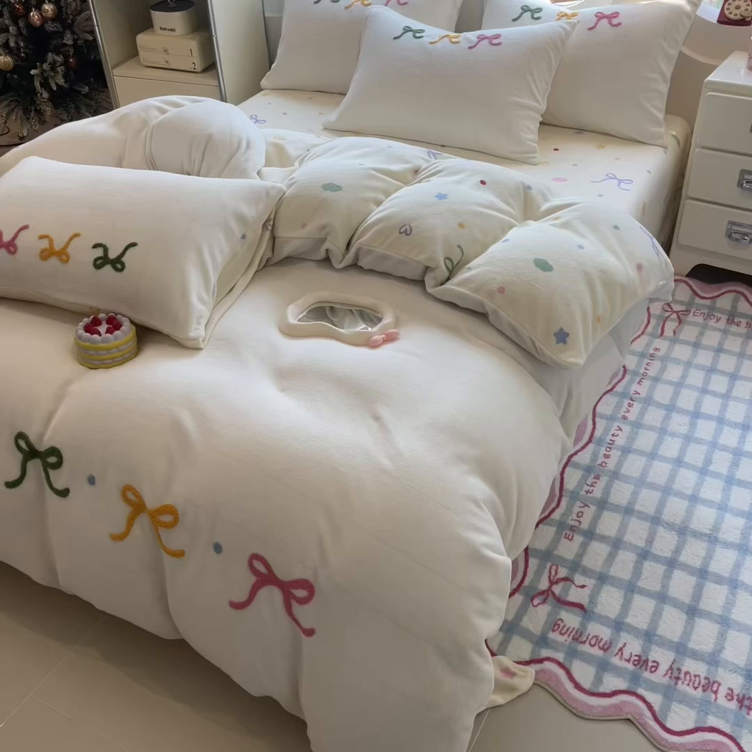 91家纺网 家纺一手货源 找家纺 丝羽坊 2025新款A类潮款加厚牛奶绒四件套 彩色蝴蝶结