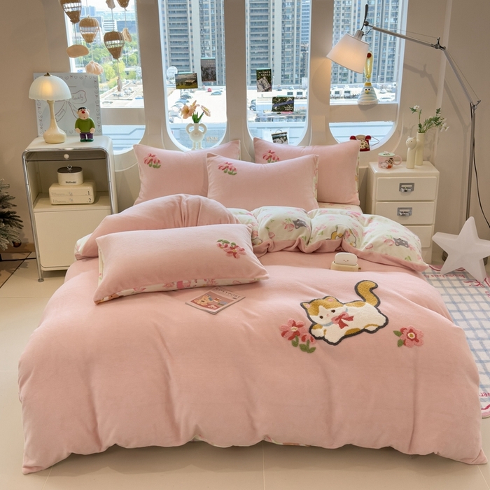 91家纺网 家纺一手货源 找家纺 丝羽坊 2025新款A类潮款加厚牛奶绒四件套 粉粉喵窝