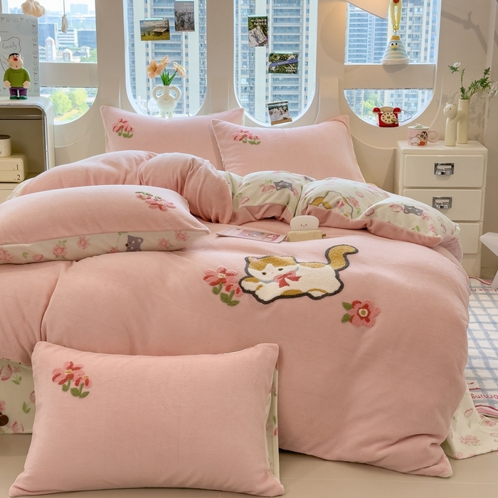 91家纺网 家纺一手货源 找家纺 丝羽坊 2025新款A类潮款加厚牛奶绒四件套 粉粉喵窝