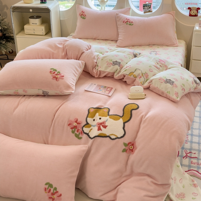 91家纺网 家纺一手货源 找家纺 丝羽坊 2025新款A类潮款加厚牛奶绒四件套 粉粉喵窝