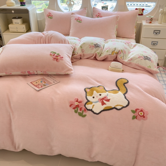 91家纺网 家纺一手货源 找家纺 丝羽坊 2025新款A类潮款加厚牛奶绒四件套 粉粉喵窝