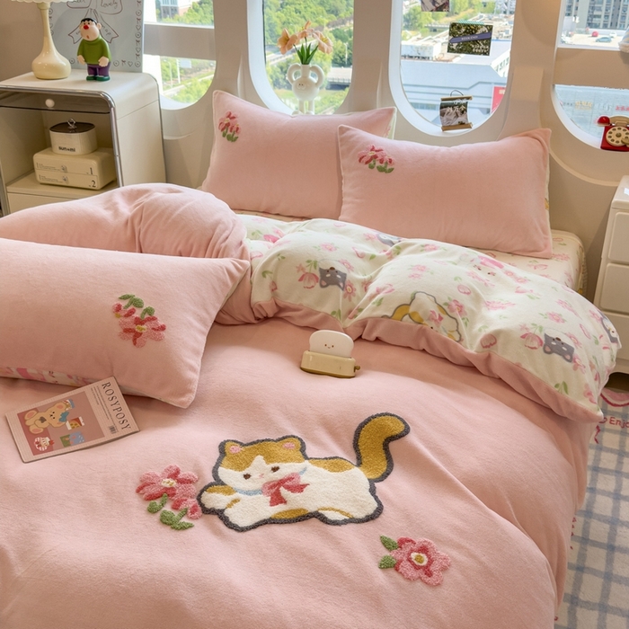 91家纺网 家纺一手货源 找家纺 丝羽坊 2025新款A类潮款加厚牛奶绒四件套 粉粉喵窝