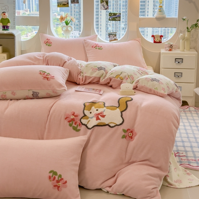 91家纺网 家纺一手货源 找家纺 丝羽坊 2025新款A类潮款加厚牛奶绒四件套 粉粉喵窝