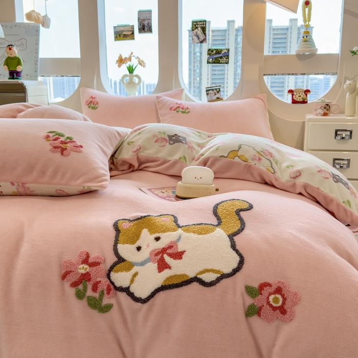 91家纺网 家纺一手货源 找家纺 丝羽坊 2025新款A类潮款加厚牛奶绒四件套 粉粉喵窝