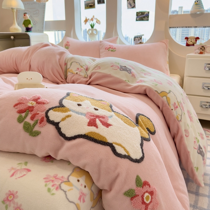 91家纺网 家纺一手货源 找家纺 丝羽坊 2025新款A类潮款加厚牛奶绒四件套 粉粉喵窝