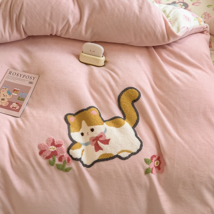 91家纺网 家纺一手货源 找家纺 丝羽坊 2025新款A类潮款加厚牛奶绒四件套 粉粉喵窝