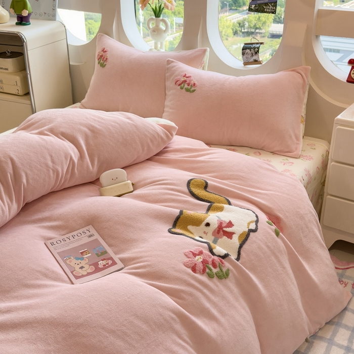 91家纺网 家纺一手货源 找家纺 丝羽坊 2025新款A类潮款加厚牛奶绒四件套 粉粉喵窝