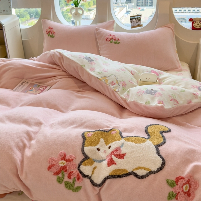 91家纺网 家纺一手货源 找家纺 丝羽坊 2025新款A类潮款加厚牛奶绒四件套 粉粉喵窝