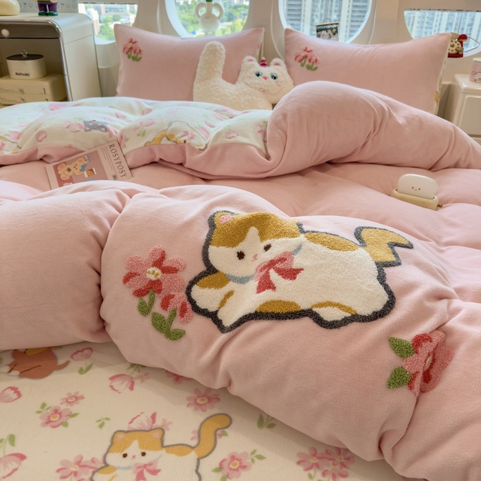 91家纺网 家纺一手货源 找家纺 丝羽坊 2025新款A类潮款加厚牛奶绒四件套 粉粉喵窝