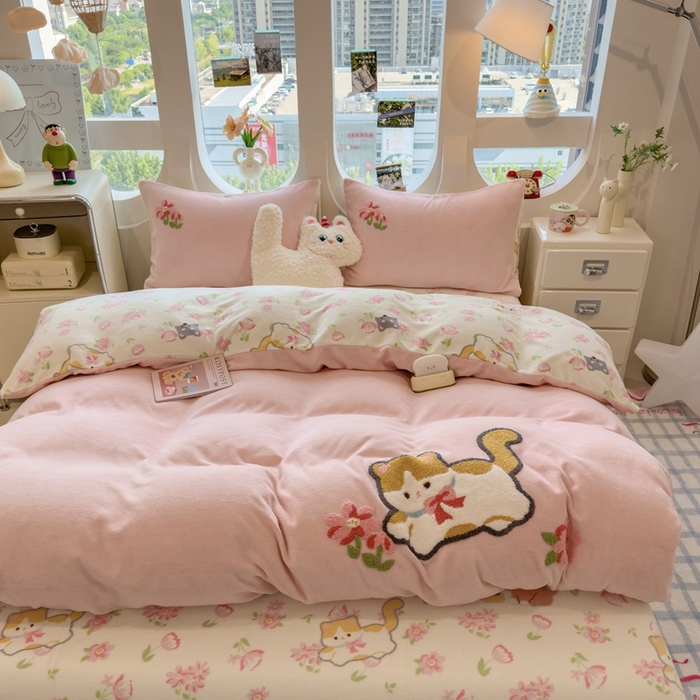 91家纺网 家纺一手货源 找家纺 丝羽坊 2025新款A类潮款加厚牛奶绒四件套 粉粉喵窝