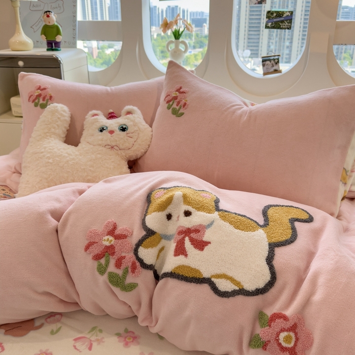 91家纺网 家纺一手货源 找家纺 丝羽坊 2025新款A类潮款加厚牛奶绒四件套 粉粉喵窝