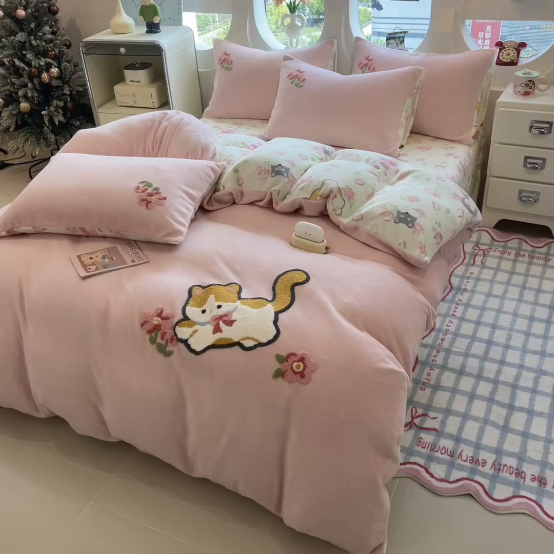91家纺网 家纺一手货源 找家纺 丝羽坊 2025新款A类潮款加厚牛奶绒四件套 粉粉喵窝