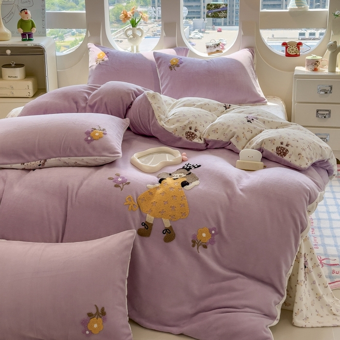 91家纺网 家纺一手货源 找家纺 丝羽坊 2025新款A类潮款加厚牛奶绒四件套 花裙女孩