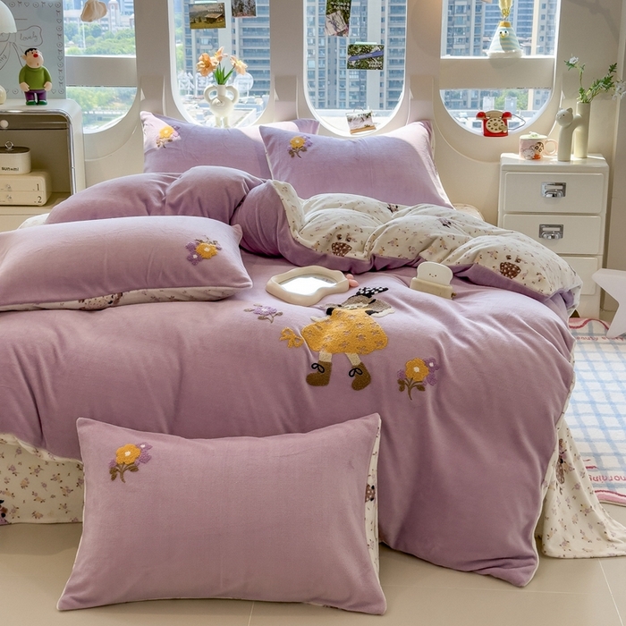 91家纺网 家纺一手货源 找家纺 丝羽坊 2025新款A类潮款加厚牛奶绒四件套 花裙女孩