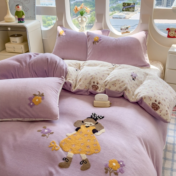 91家纺网 家纺一手货源 找家纺 丝羽坊 2025新款A类潮款加厚牛奶绒四件套 花裙女孩