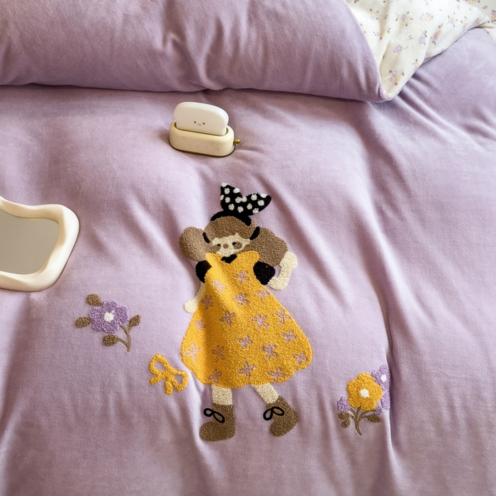 91家纺网 家纺一手货源 找家纺 丝羽坊 2025新款A类潮款加厚牛奶绒四件套 花裙女孩