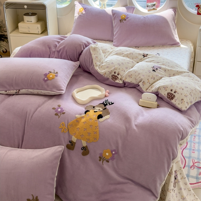 91家纺网 家纺一手货源 找家纺 丝羽坊 2025新款A类潮款加厚牛奶绒四件套 花裙女孩