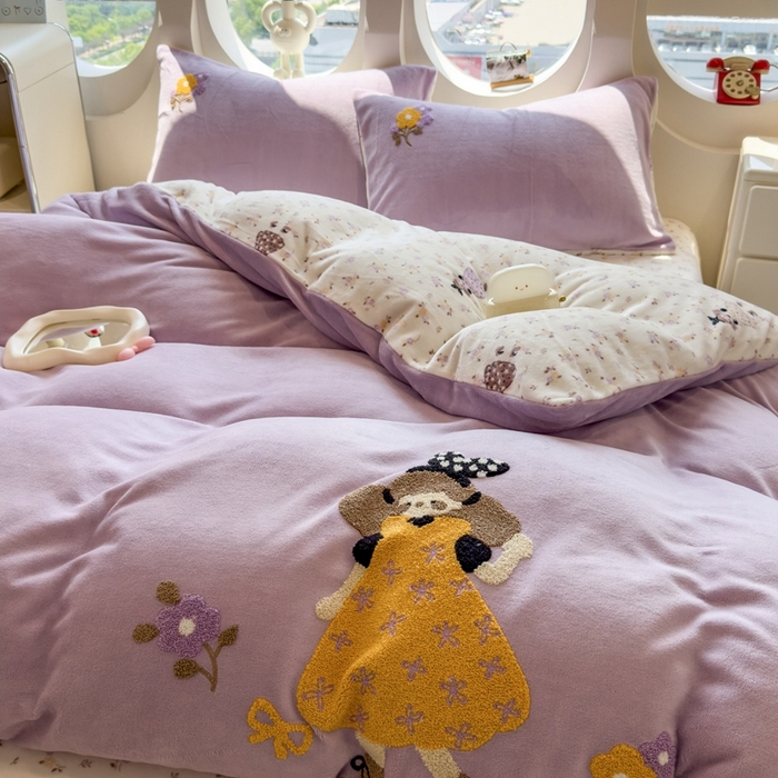 91家纺网 家纺一手货源 找家纺 丝羽坊 2025新款A类潮款加厚牛奶绒四件套 花裙女孩