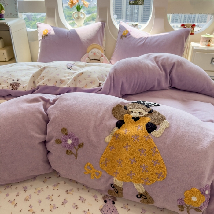 91家纺网 家纺一手货源 找家纺 丝羽坊 2025新款A类潮款加厚牛奶绒四件套 花裙女孩