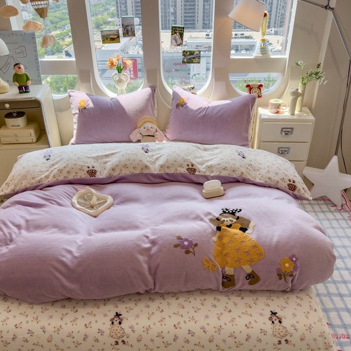 91家纺网 家纺一手货源 找家纺 丝羽坊 2025新款A类潮款加厚牛奶绒四件套 花裙女孩