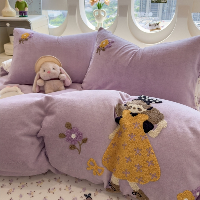 91家纺网 家纺一手货源 找家纺 丝羽坊 2025新款A类潮款加厚牛奶绒四件套 花裙女孩