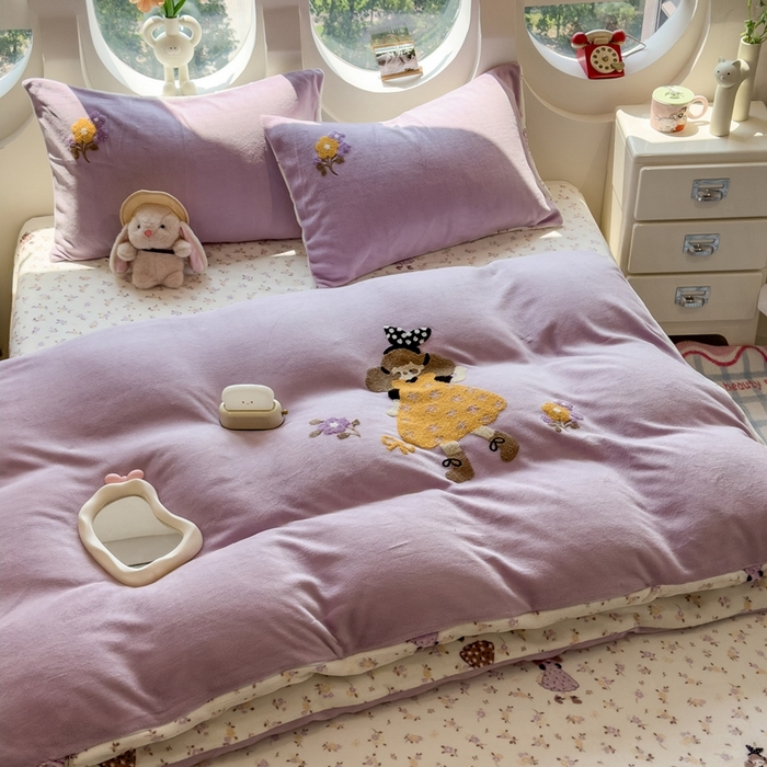 91家纺网 家纺一手货源 找家纺 丝羽坊 2025新款A类潮款加厚牛奶绒四件套 花裙女孩