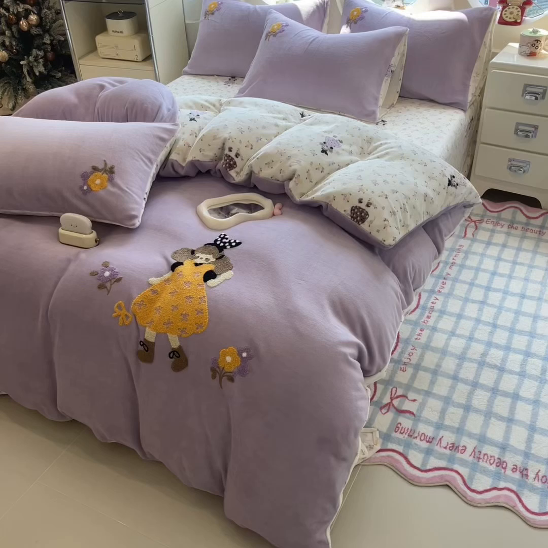 91家纺网 家纺一手货源 找家纺 丝羽坊 2025新款A类潮款加厚牛奶绒四件套 花裙女孩